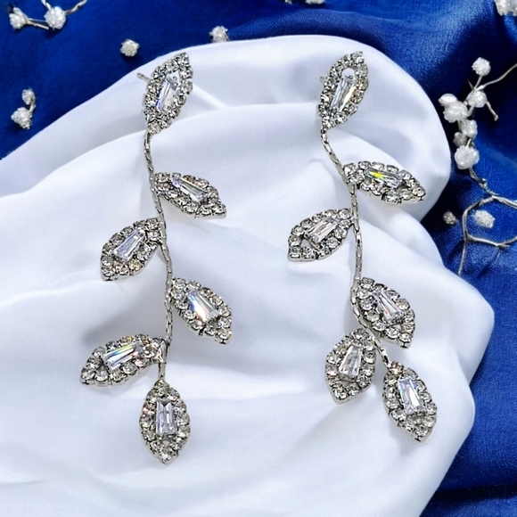 🆕️Glamorous Silver-Plated Sparkling Cubic Zirconia Leaf Dangle Earrings ✨️🍃 - Picture 1 of 14